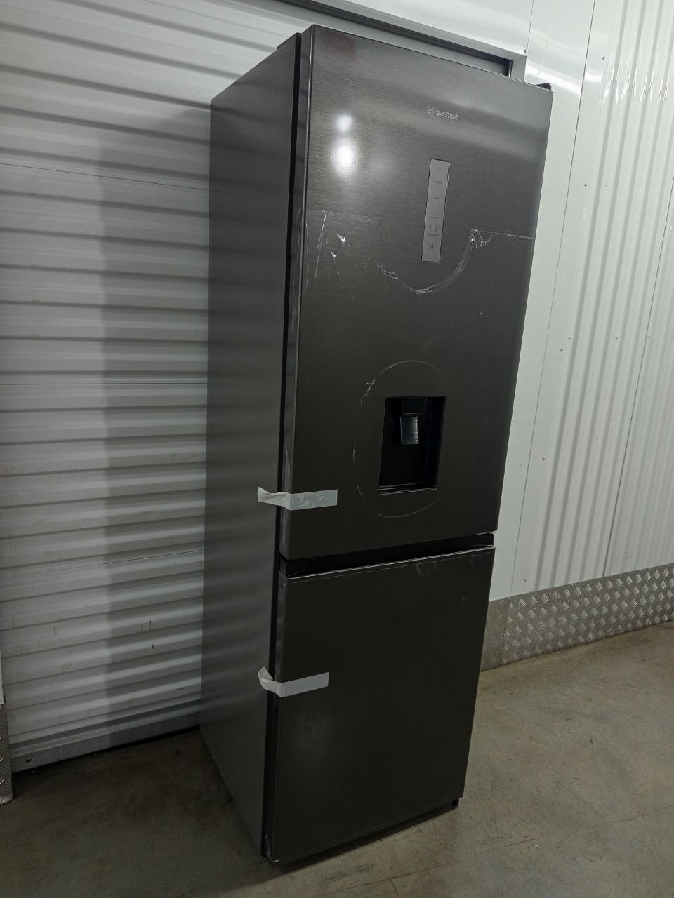 hisense 298l bottom freezer fridge with water dispenser-titanium inox - Image 4